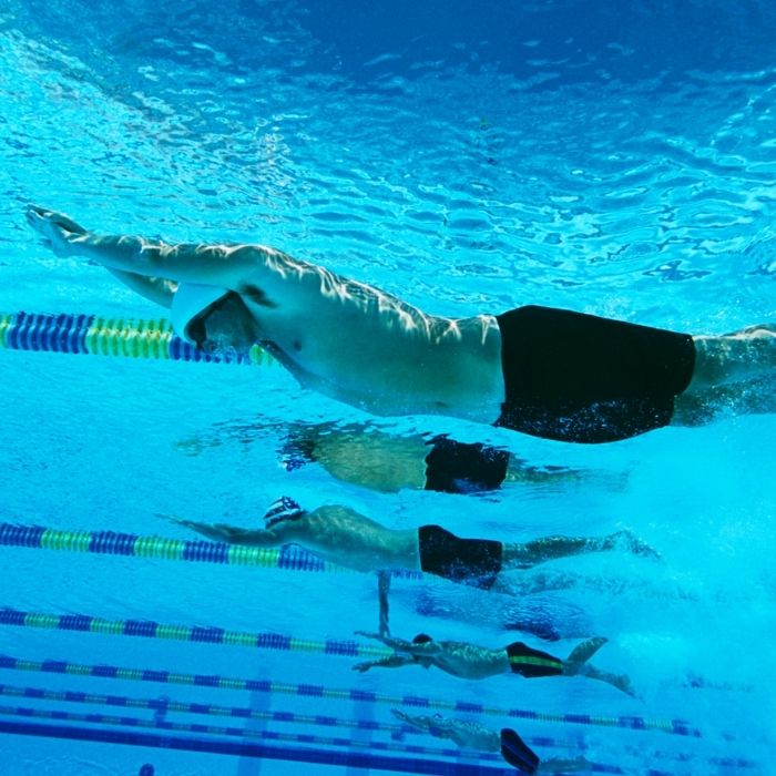 coulée de cinq nageurs dans une piscine