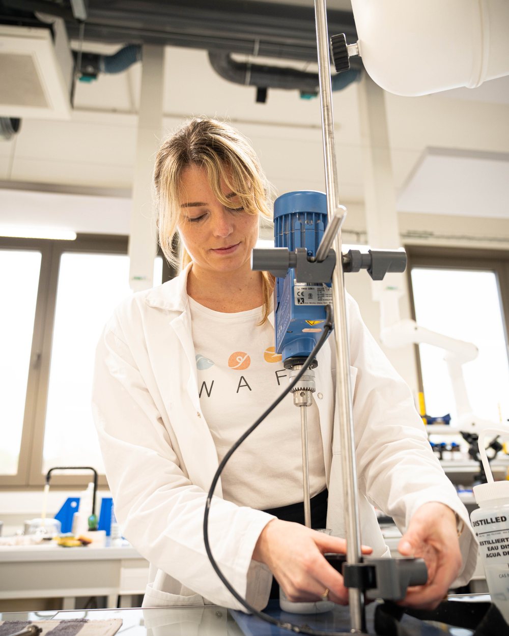 Manon, fondatrice de WAFE Care, au laboratoire